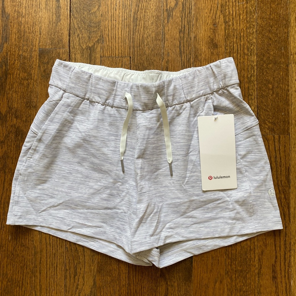 Lululemon On the Fly MR shorts 2.5-color is WSNB-size 4